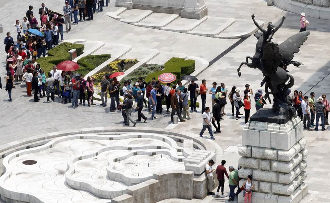 Alrededor de mediodía los boletos ya se han agotado y la gente continúa haciendo largas filas para ingresar al recinto. (FOTO: Ariel Ojeda EL UNIVERSAL)