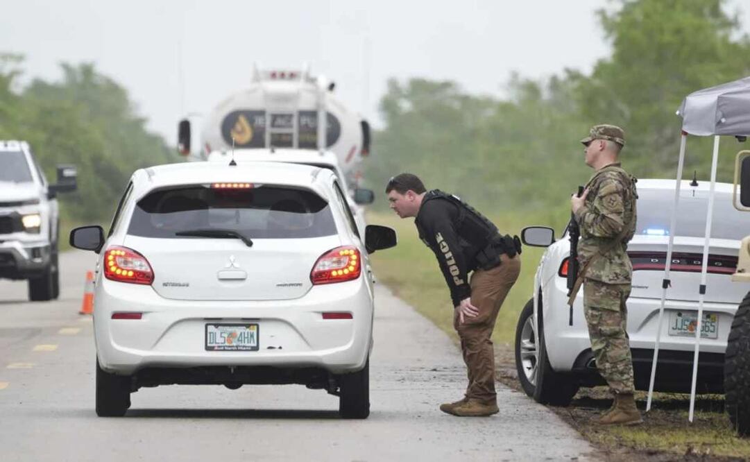 La policía registra vehículos cerca del centro de detención de inmigrantes en la Instalación Dade-Collier en Ochopee, Florida, el 2 de julio del 2025. Foto: AP