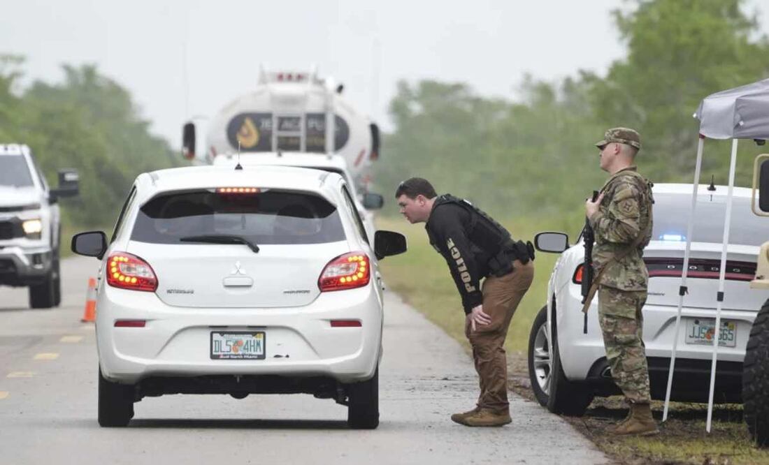 La policía registra vehículos cerca del centro de detención de inmigrantes en la Instalación Dade-Collier en Ochopee, Florida, el 2 de julio del 2025. Foto: AP