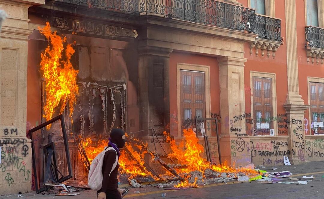 Mujeres le prenden fuego en las puertas de la Presidencia Municipal de León, Guanajuato en la marcha del 8M. Foto: Xóchitl Álvarez / EL UNIVERSAL