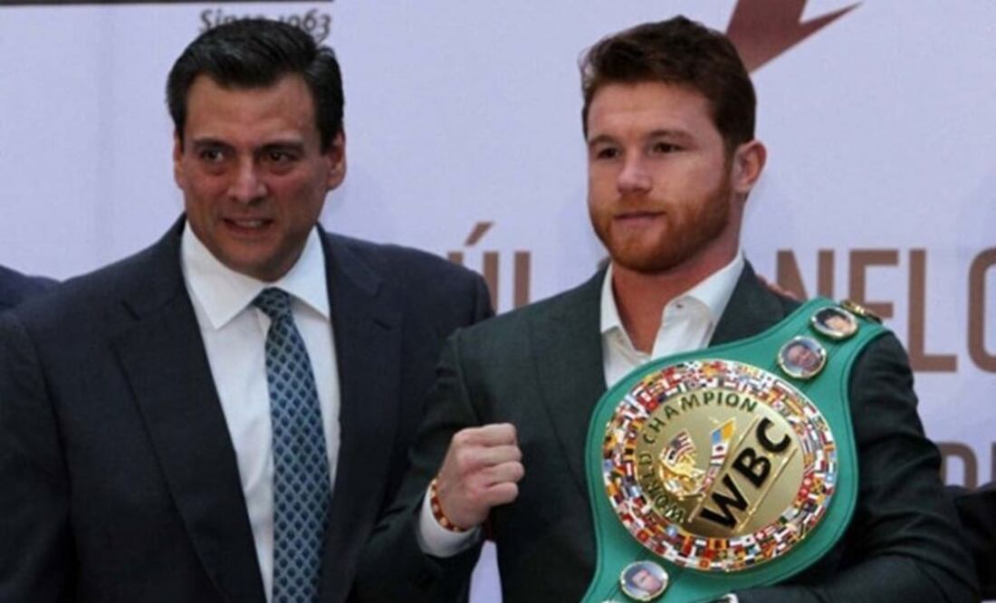 Mauricio Sulaimán y Saúl Álvarez - Foto: Twitter @BoxeoDCampeones