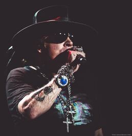 ¿Qué reloj calavera lleva Axl Rose en sus conciertos?