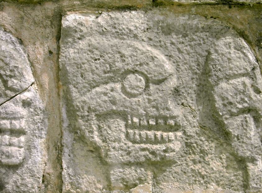 Detalle del tzompantli de piedra reconstruido en Chichén Itzá, ubicada en la península de Yucatán.
Foto: EFE / Christina Warinner