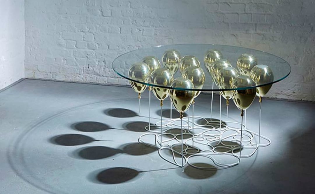 Usa distintos globos para darle un toque divertido a la mesa. Hecha de vidrio, esta mesa da la impresión de estar flotando gracias a los globos. (Foto: Cortesía Duffy London)