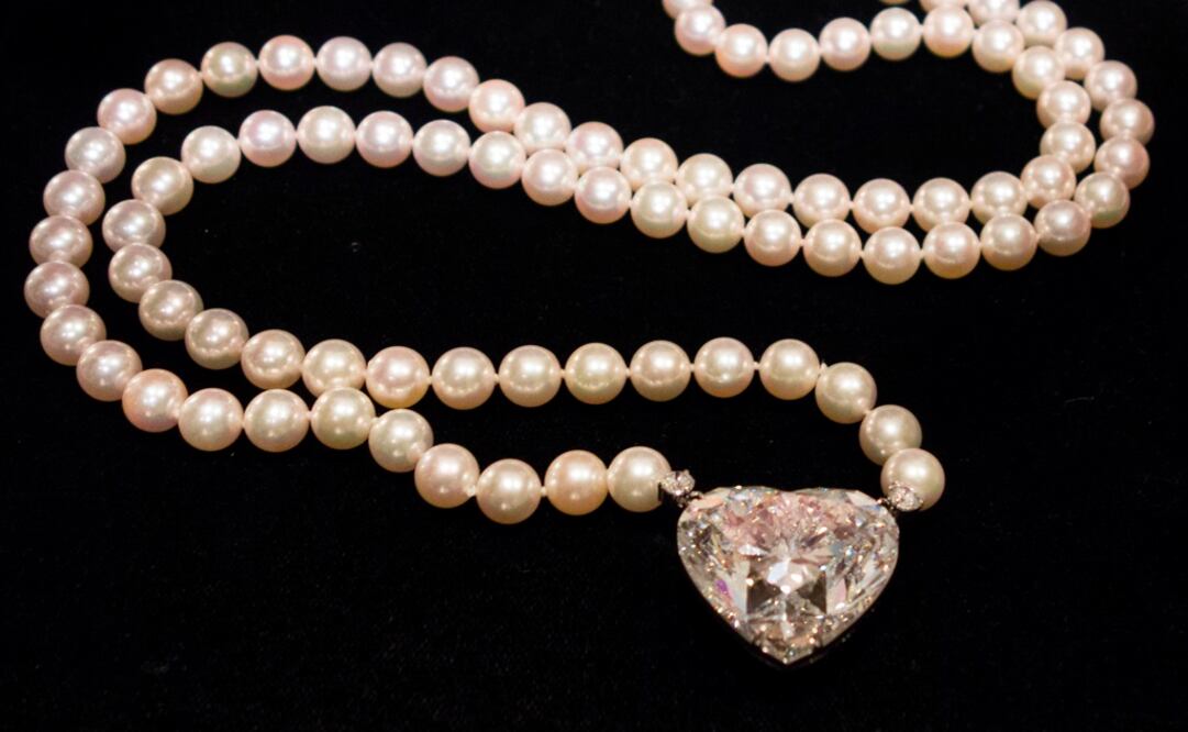 (Estas joyas pertenecían al famoso "Collar de la Reina", con más de 650 diamantes y un peso de 2 mil 800 quilates) Foto: AFP