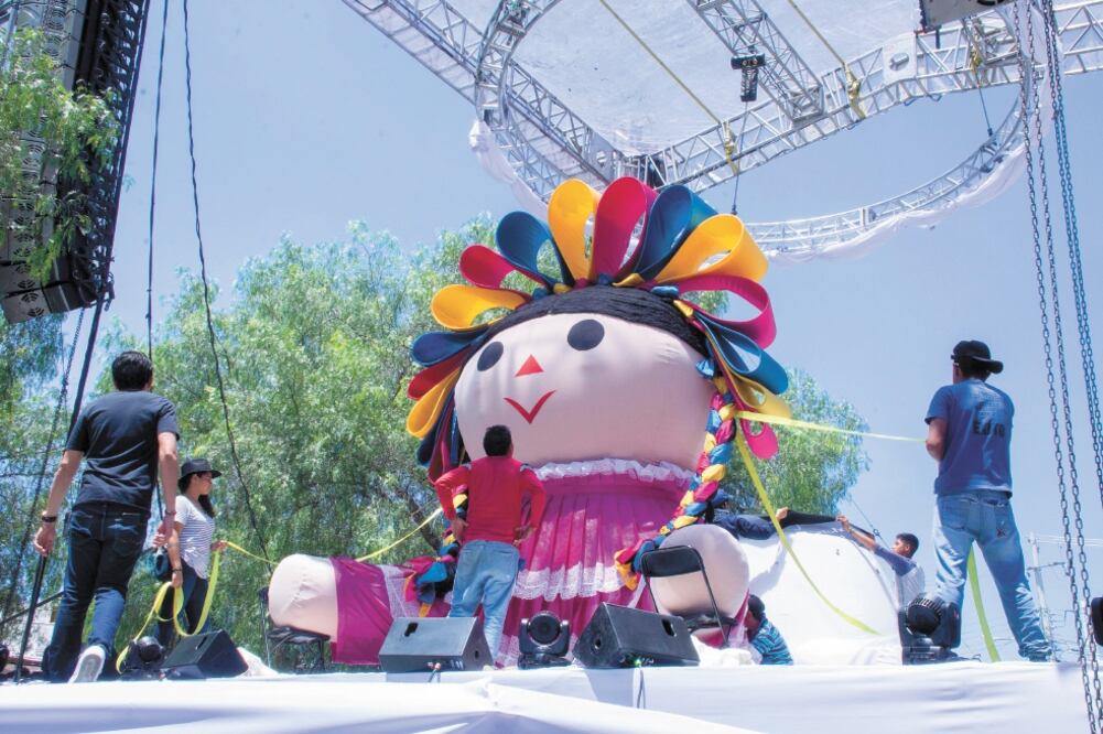 Lele fue colocada en un templete y es la figura principal del 18 Encuentro de las Culturas Populares y los Pueblos Indígenas, que se celebra en Querétaro. Foto/MITZI OLVERA. EL UNIVERSAL