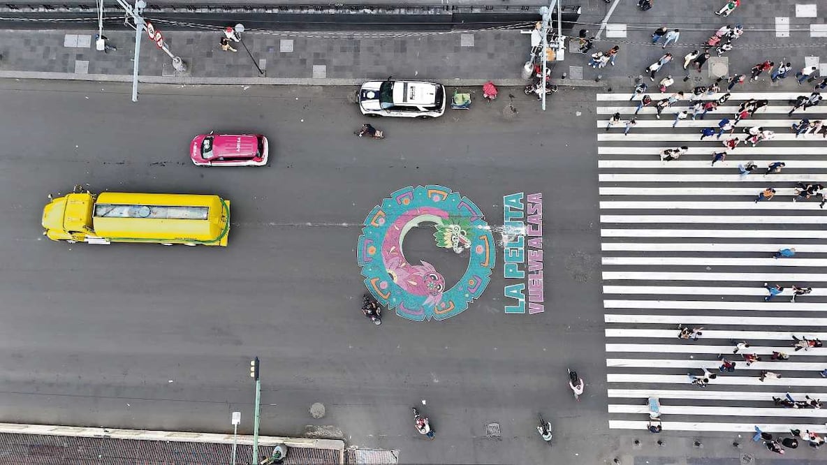 El lema “La pelota vuelve a casa” puebla anuncios publicitarios y cruces urbanos de la capital. Crédito: VALENTE ROSAS / EL UNIVERSAL
