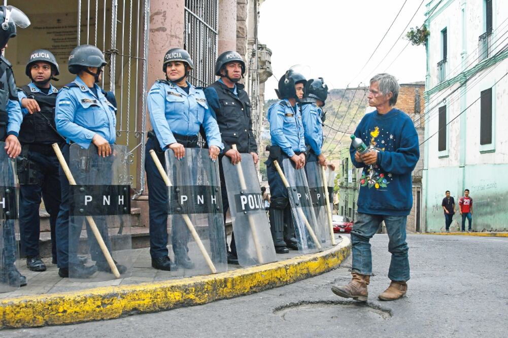 Elementos de policía resguardaron desde ayer el palacio presidencial de Honduras y los alrededores del Estadio Nacional Tiburcio Carias Andino, donde se cree que Juan Orlando Hernandez inaugurará su segundo mandato. (ORLANDO SIERRA. AFP)
