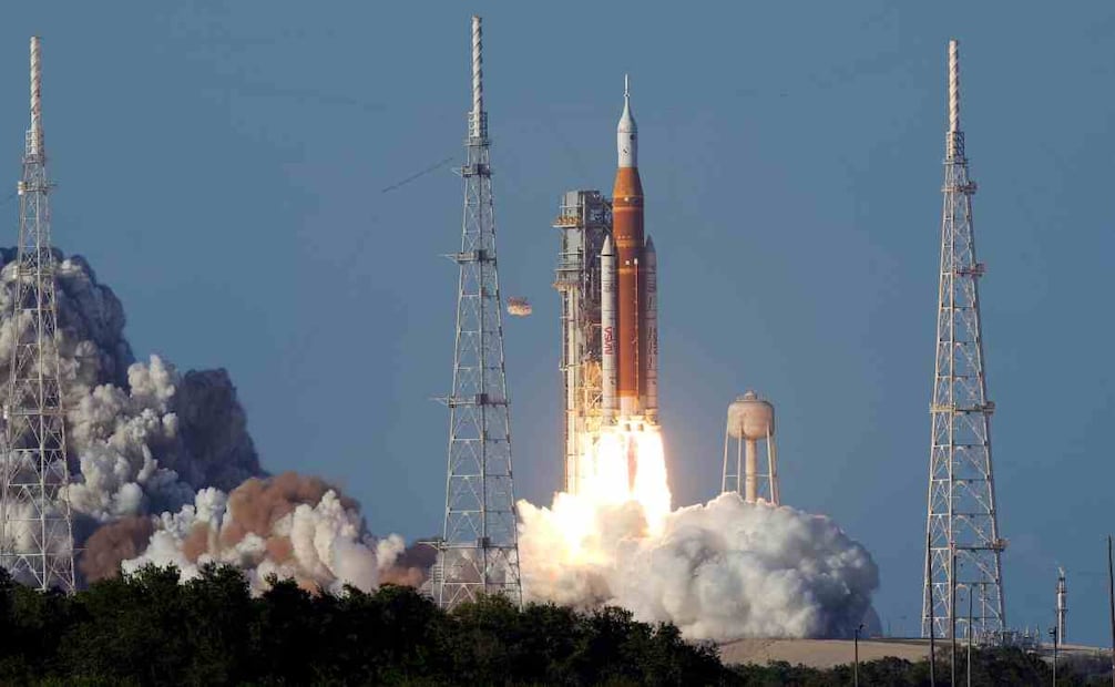 El cohete lunar Artemis II de la NASA despega desde la plataforma de lanzamiento 39-B del Centro Espacial Kennedy, el miércoles 1 de abril de 2026, en Cabo Cañaveral, Florida. (AP Foto/Chris O'Meara)