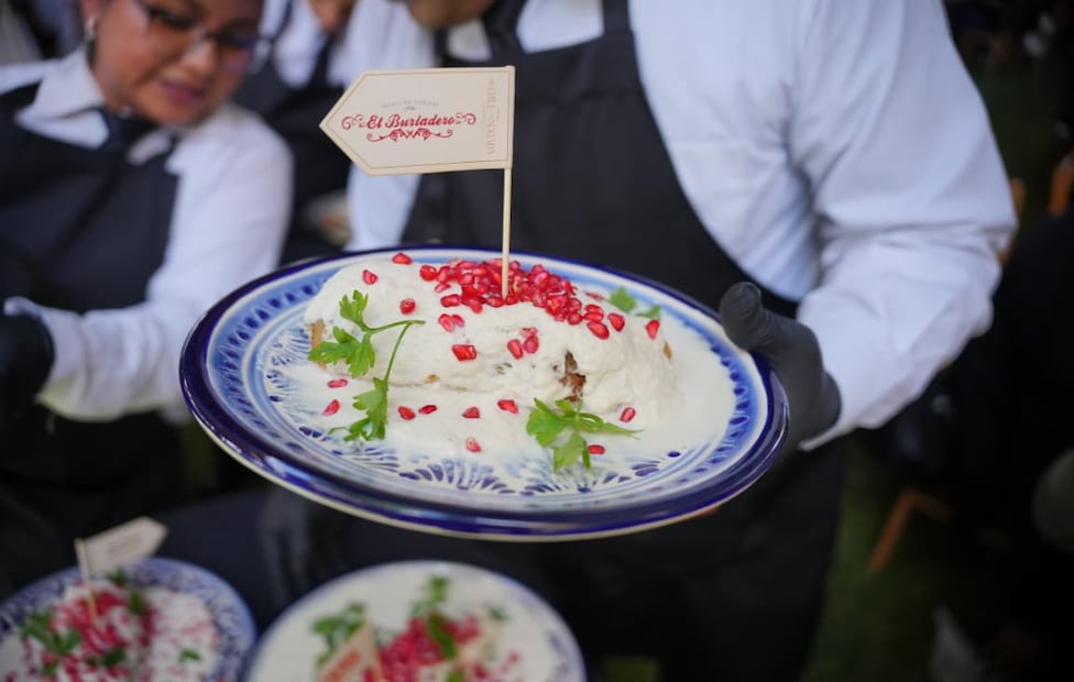 Los chiles en nogada se encontrarán en más de 2,000 establecimientos alrededor del estado de Puebla para que visitantes y turistas disfruten del auténtico sabor durante la temporada. Foto: cortesía Secretaría de Desarrollo Turístico de Puebla.