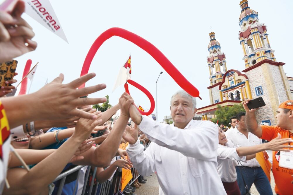 En Tabasco, Andrés Manuel López Obrador aseguró que con el apoyo de la gente “ni la guerra sucia le hace nada” a su candidatura. Foto: VALENTE ROSAS. EL UNIVERSAL