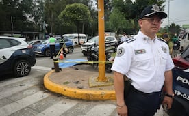 Fallece motociclista tras ser atropellado por una combi en Tlalnepantla; acuden familiares a reconocer el cuerpo