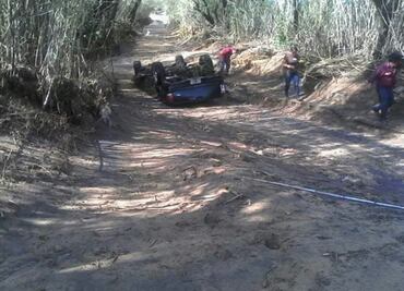 Río arrastra camioneta en Oaxaca y mueren madre e hija