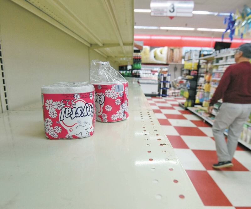 Impacto. Las fábricas han visto afectada la producción de papel de baño, según Euromonitor. RICHARD SHIRO. AP