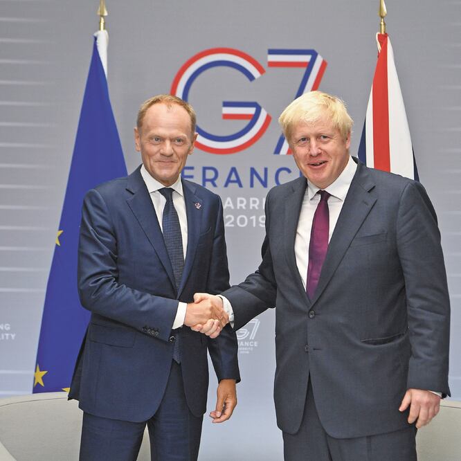 El presidente del Consejo Europeo, Donald Tusk, y el primer ministro británico, Boris Johnson, en una reunión en la cumbre del G7. ANDREW PARSONS. EFE