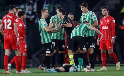 Se pausa el derbi entre Betis y Sevilla por una agresión de la afición a un jugador