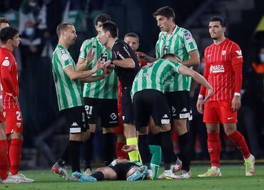 Se pausa el derbi entre Betis y Sevilla por una agresión de la afición a un jugador