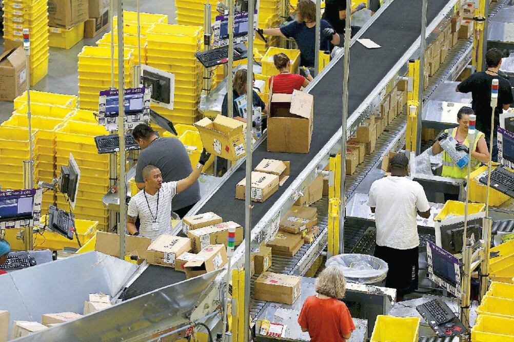 Centro de distribución de Amazon en California, Estados Unidos. Su alianza con Oxxo beneficiará a usuarios sin tarjeta de crédito, dicen analistas (ARCHIVO EL UNIVERSAL)
