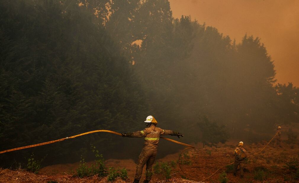 Bomberos trabajan en un incendio forestal cerca del pueblo de Terranho, en Trancoso, centro de Portugal, el 12 de agosto de 2025. Foto: AFP