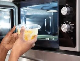 No vuelvas a esforzarte limpiando tu microondas; este truco de TikTok es todo lo que necesitas