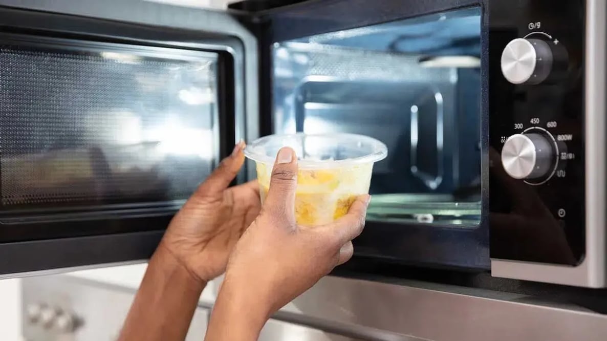 No todos los lugares de la cocina son aptos para acomodar el microondas. Foto: Freepik 