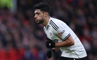 Raúl Jiménez alcanza los 200 goles como profesional en derrota vs Manchester United