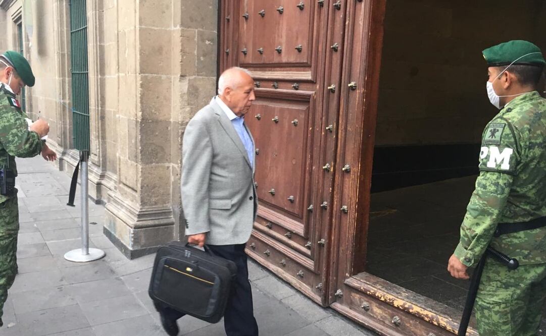 Francisco Garduño, titular de Migración, entre otros funcionarios en su arribo a Palacio. FOTO: Pedro Villa