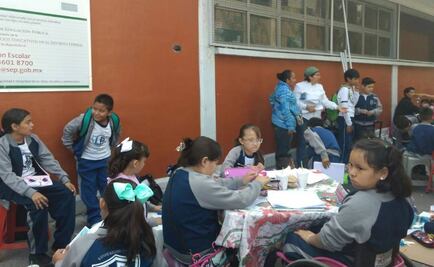 Niños toman clases en la calle por despido de maestros