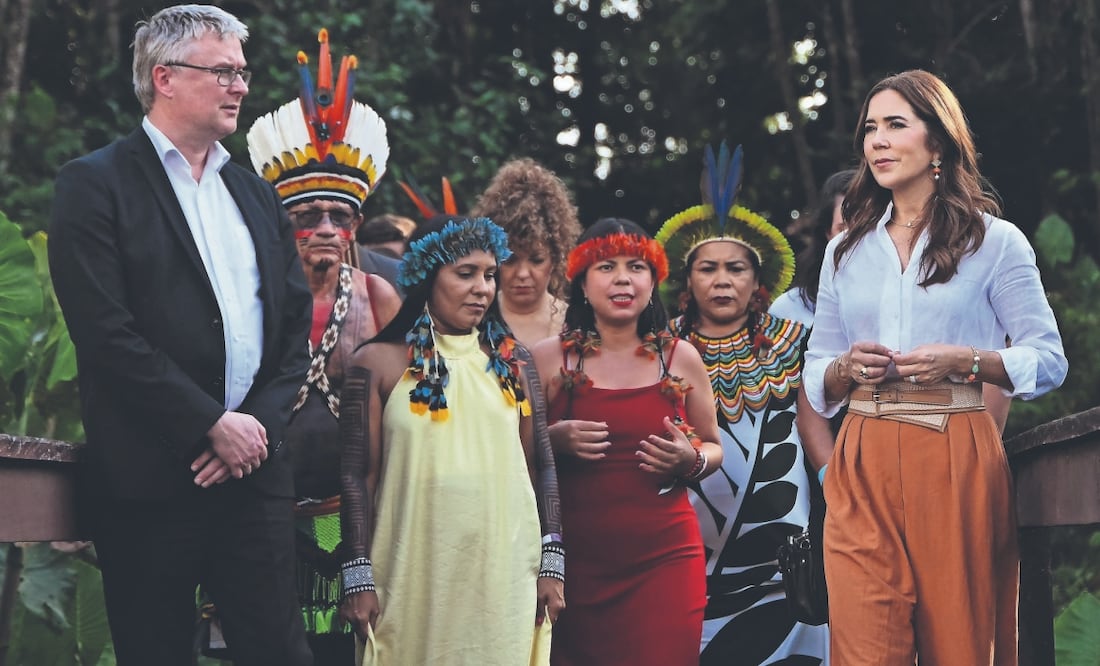 La reina María de Dinamarca; Jacob Jansen, ministro danés de Alimen- tación, Agricultura y Pesca, y líderes indígenas locales, en Belém, estado de Pará. Foto: de MAURO PIMENTEL. AFP