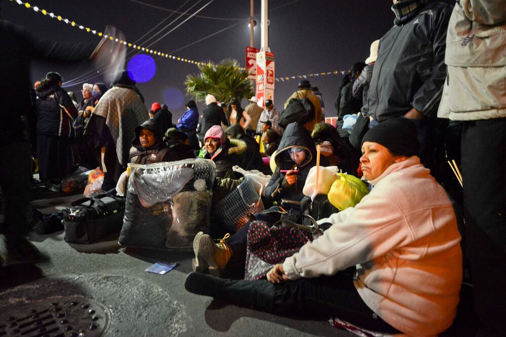 Ante las bajas temperaturas durante la madrugada, los fieles se acostaron sobre la avenida en cartones, cubiertos con chamarras, gorros y cobertores que llevaron (Tania Guerrero / EL UNIVERSA)