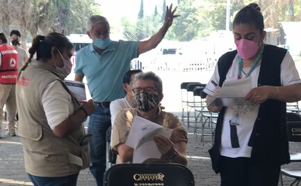 Tras inasistencia de rezagados, adultos mayores acuden por cuarta dosis antiCovid en Naucalpan
