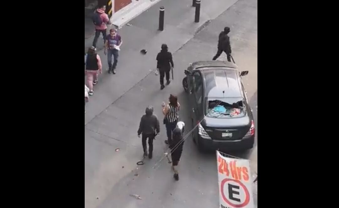 Fiscalía investiga ataque de encapuchadas a auto con mujer a bordo en calles del centro de la CDMX Foto: captura de video