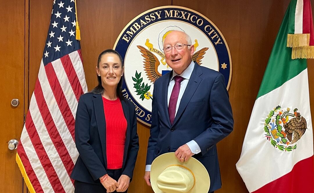 El embajador de EU en México, Ken Salazar y la virtual presidenta Claudia Sheinbaum. Foto: X @USAmbMex