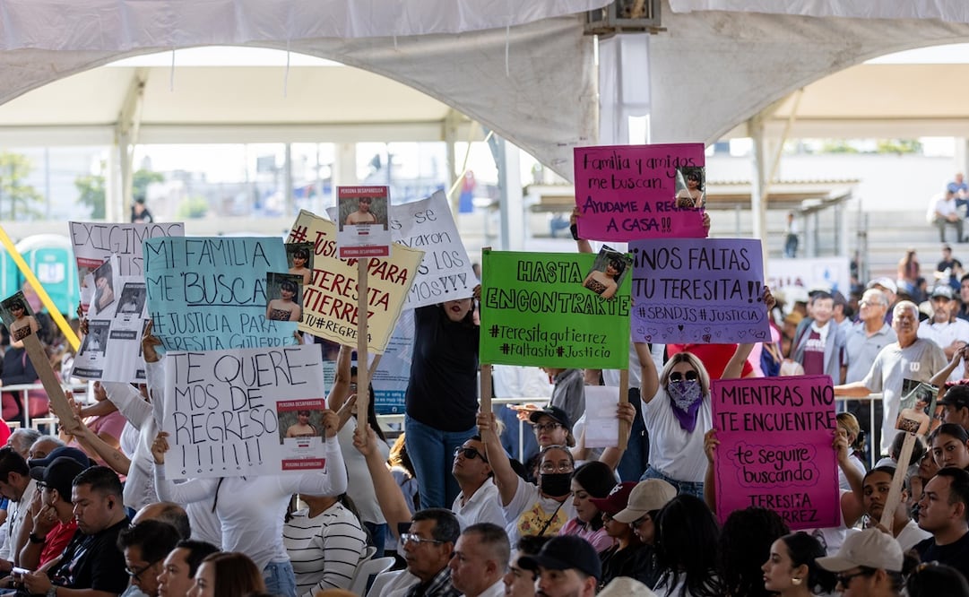 "¡Vivos se los llevaron y vivos los queremos!", fue la consigna que lanzaron familias de al menos 30 personas desaparecidas en Mazatlán, Sinaloa. Lo anterior al comenzar el discurso de la presidenta Claudia Sheinbaum Pardo en el deportivo Benito Juárez este 22 de diciembre del 2024. Foto: Hugo Salvador / EL UNIVERSAL