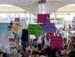 Familias de desaparecidos en Mazatlán irrumpen en evento de Sheinbaum; mandataria promete atender peticiones