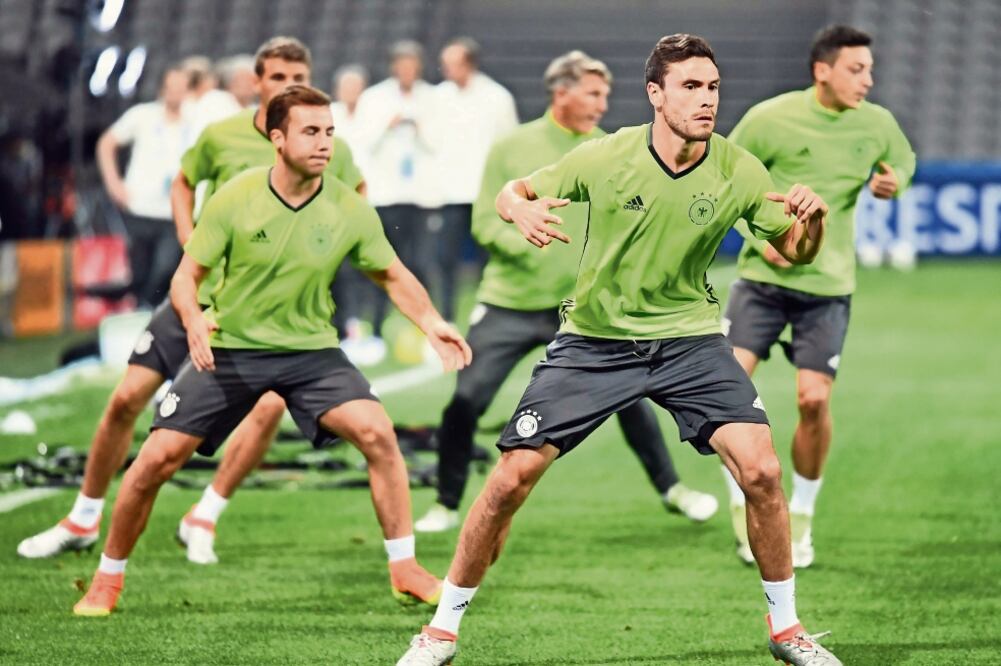 Mario Goetze and Jonas Hector encabezaron la práctica teutona en el estadio Pierre Mauroy en Lille (ARNE DEDERT. EFE)