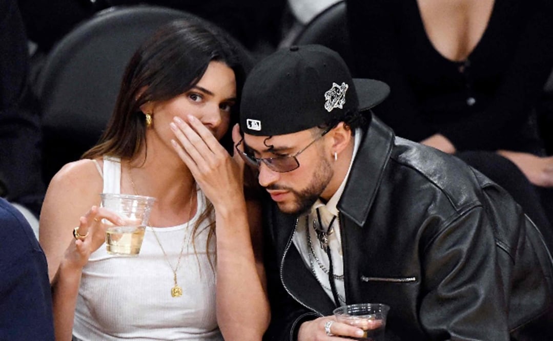 Kendall Jenner y Bad Bunny platicando en el partido entre Los Ángeles Lakers y los Golden State Warriors. Foto: AFP.