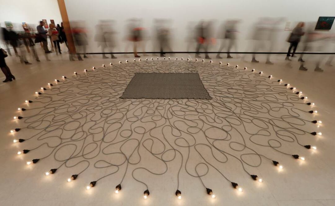 "Corriente subyacente 2004" de Mona Hatoum, que forma parte de "Looking at the World Around You: Contemporary Works from Qatar Museums". (FOTO: EFE)