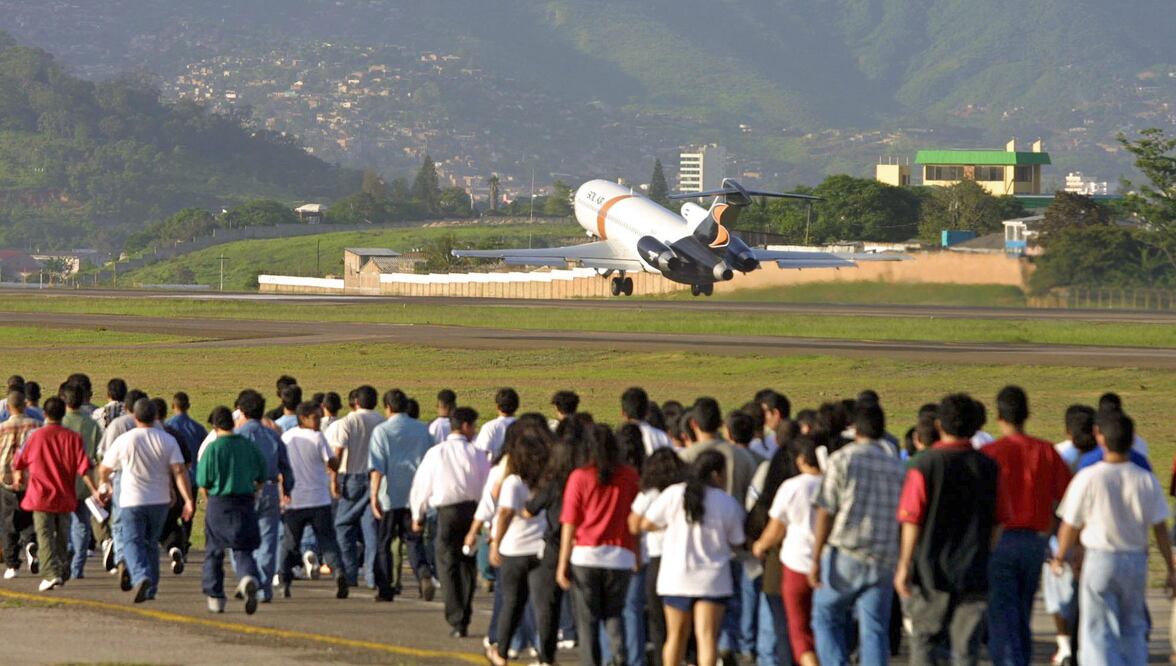 Una escena frecuente en las pistas de aviación en Honduras es la de numerosos hondureños que llegan deportados desde Estados Unidos. (Archivo/José Meléndez)