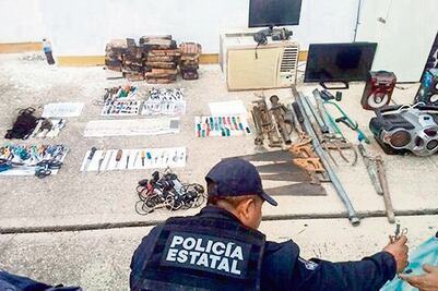 Hallan en cateo a penal de Acapulco cuchillos, varillas y celulares