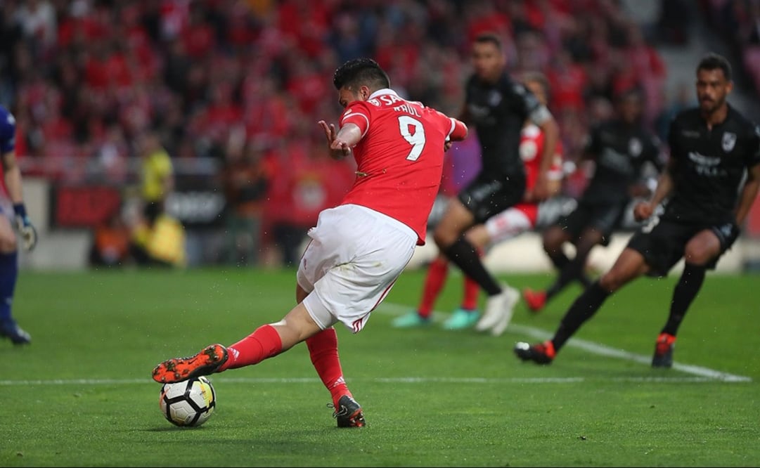Twitter @SLBenfica. Raúl Jiménez durante un juego de la Liga de Portugal