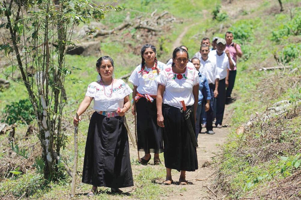 En Zongolica, que tiene 60 mil habitantes, las mujeres forman parte de las guardias comunitarias. Con sus faldas en color negro, sus blusas coloridas y armadas con un machete vigilan la zona (Fotos: MIGUEL ÁNGEL CONTRERAS)