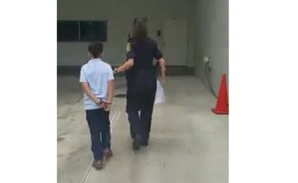 Video. Detienen y esposan a niño de 7 años por atacar a profesora en Miami