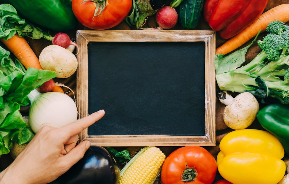 Las frutas y verduras de verano destacan por su alto contenido de agua y antioxidantes, ideales para mantener una dieta balanceada. Foto: Magnific.