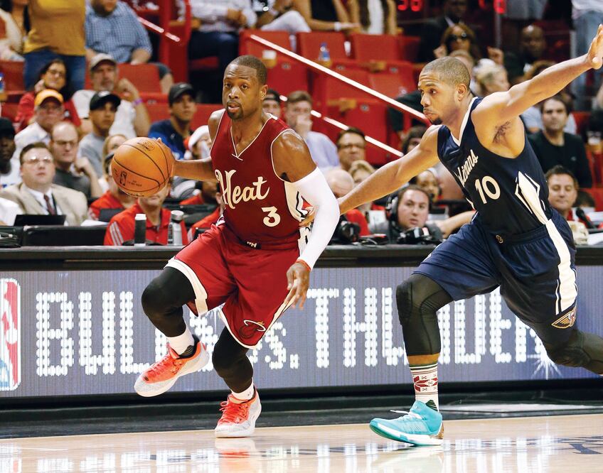 Dwyane Wade (3) hizo un aporte de 19 puntos y cuatro asistencias (JOEL AUERBACH. AP)