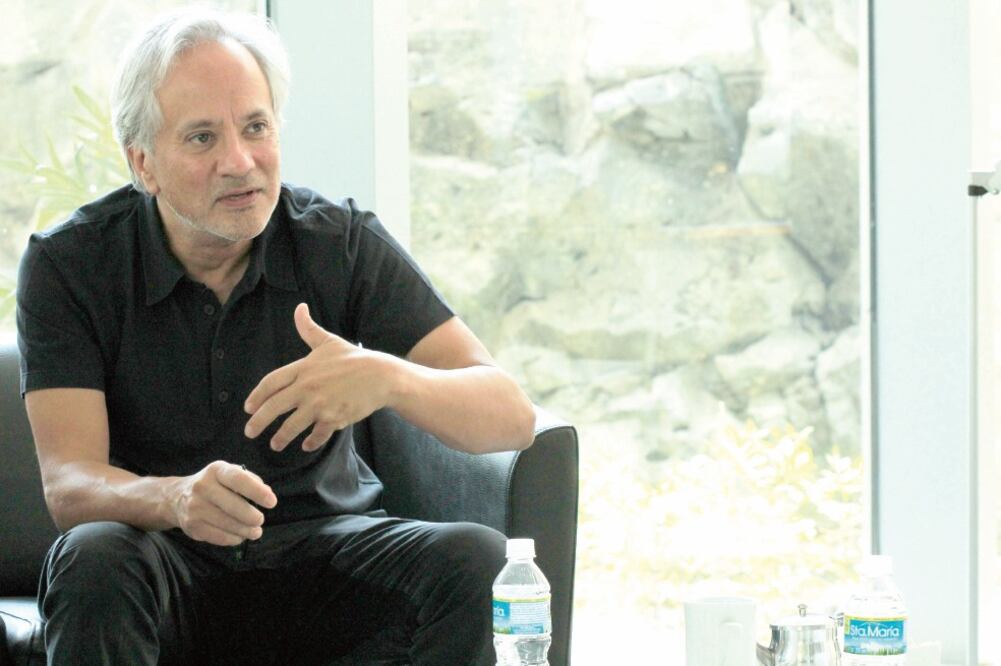 El artista, que vive y trabaja en Londres, llegó a México hace unos días para trabajar largas jornadas en el montaje de sus obras en el MUAC (FOTOS: NADYA MURILLO. EL UNIVERSAL)