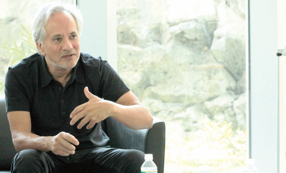 El artista, que vive y trabaja en Londres, llegó a México hace unos días para trabajar largas jornadas en el montaje de sus obras en el MUAC (FOTOS: NADYA MURILLO. EL UNIVERSAL)