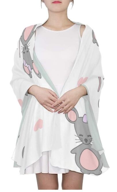 Para estas fechas puedes optar por usar una chalina con la imagen de un ratón / Foto: Amazon 