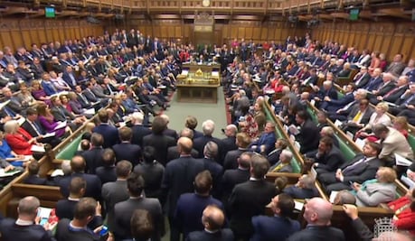 Parlamento británico aprueba adelantar elecciones