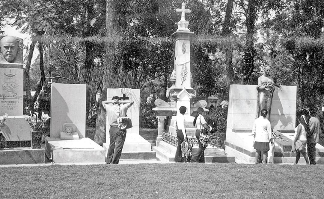 Un grupo visita la rotonda a mediados de los 70. Las tumbas se sitúan en dos círculos concéntricos que rodean una explanada en cuyo centro hay un pebetero.